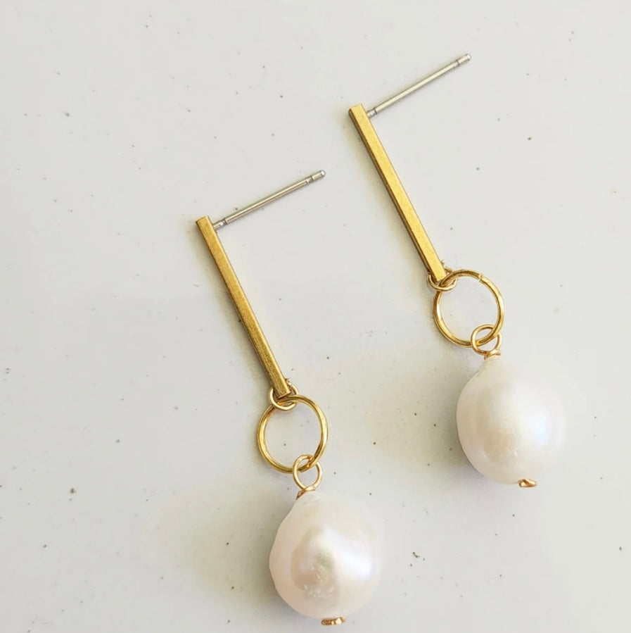 Kasumi Pearl Bar Post Earrings