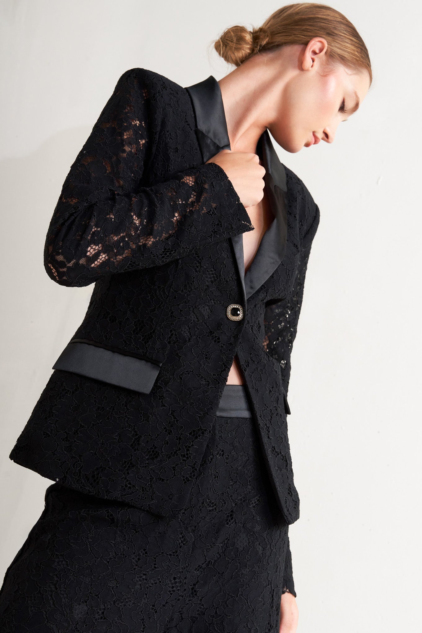SHADOW GLAM WOVEN LACE BLAZER: