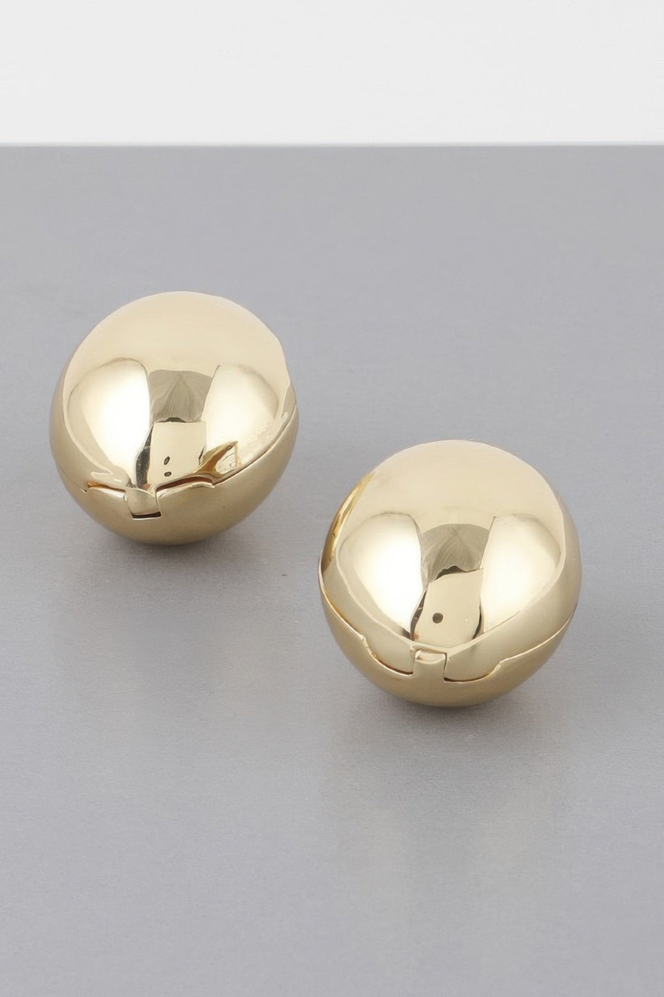TRIBECA Shell Clasp Earrings