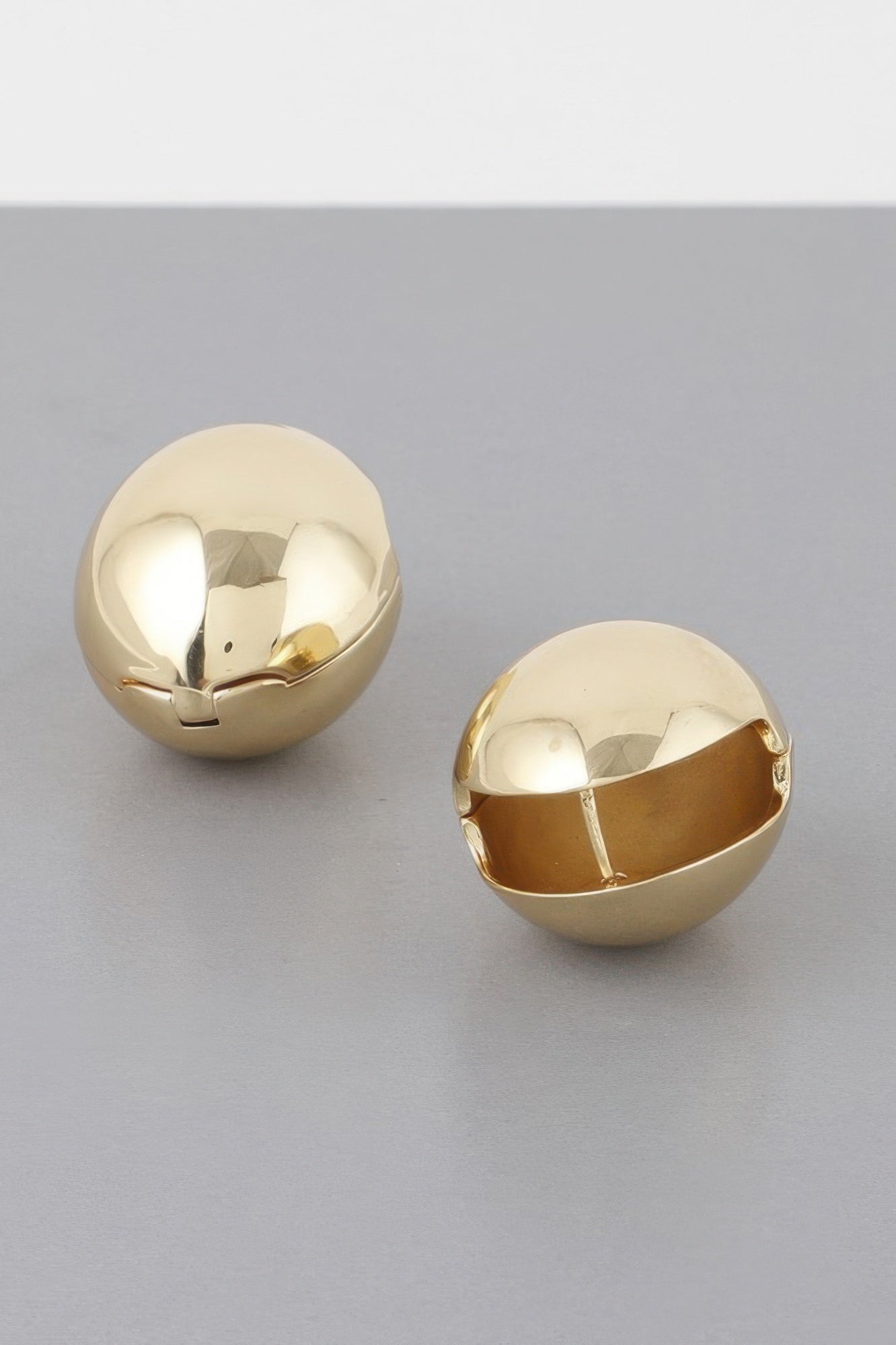 TRIBECA Shell Clasp Earrings