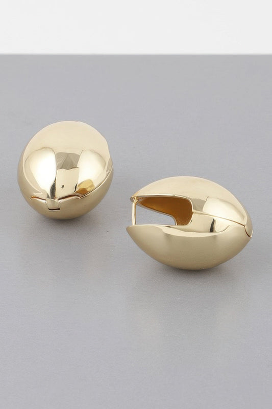 TRIBECA Shell Clasp Earrings