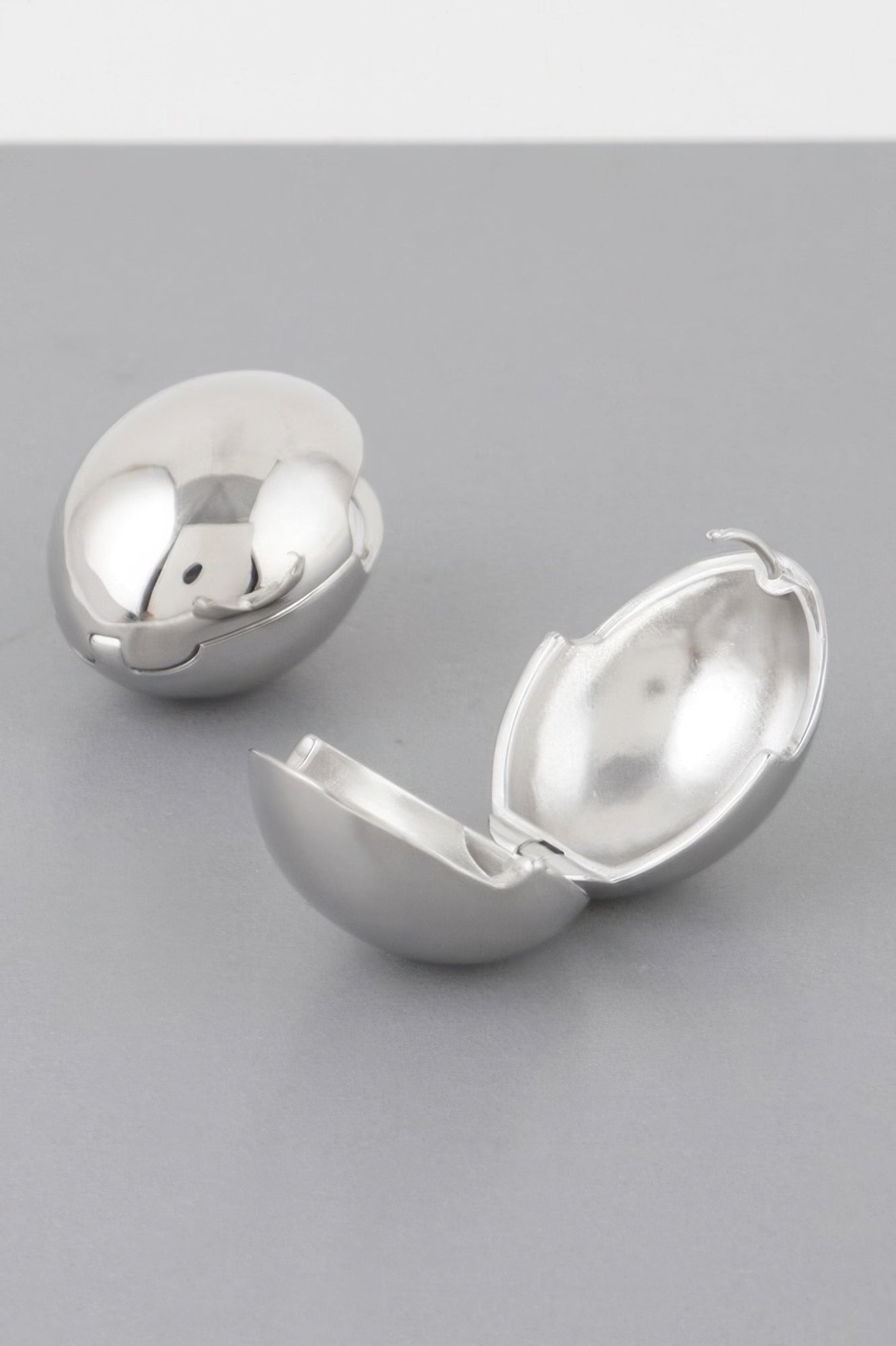TRIBECA Shell Clasp Earrings